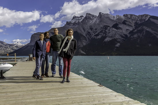 Pontile sul lago Minnewanka con le montagne delle Rockies