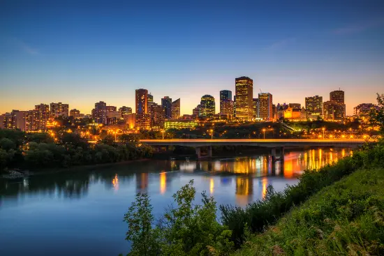 Edmonton centro e il fiume Saskatchewan di notte, Canada
