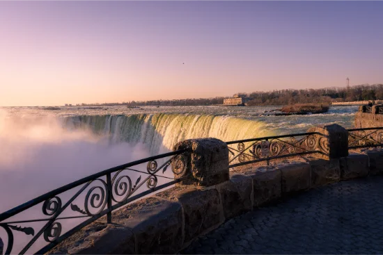 Cascate del Niagara all’alba fotografate dal lato canadese