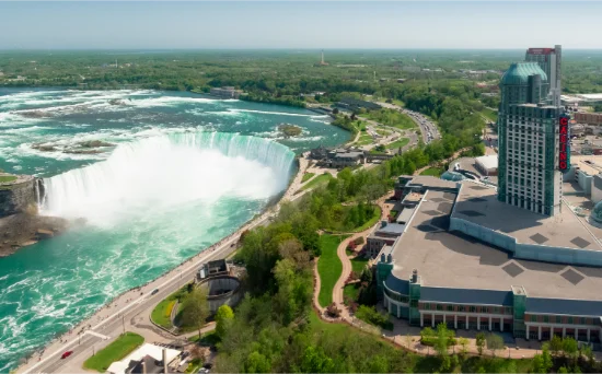 Vista serale delle Cascate del Niagara e del quartiere turistico
