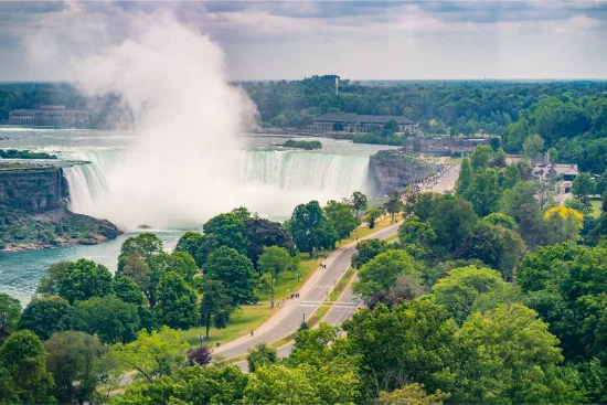 Cascate del Niagara viste gratuitamente dalla passeggiata canadese
