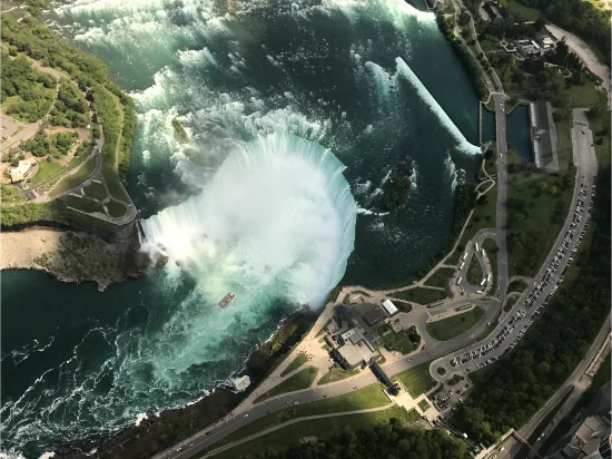 Vista aerea delle Cascate del Niagara dal lato canadese