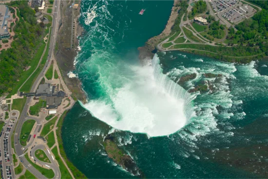 Veduta dall’alto delle Horseshoe Falls e del percorso dei battelli Niagara City Cruises