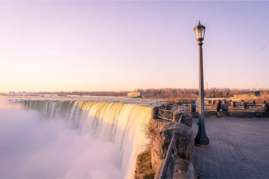 Alba alle Cascate del Niagara con luce morbida
