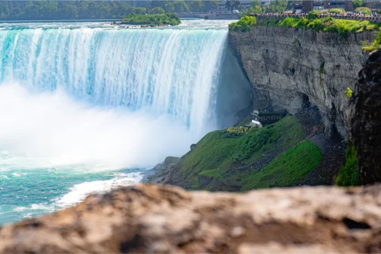 Cascate del Niagara viste dal lato canadese durante una giornata di visita
