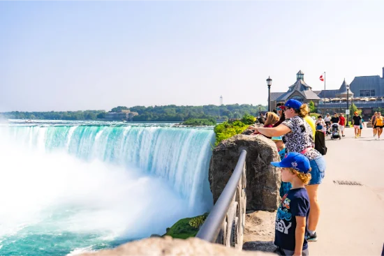 Cascate del Niagara e visitatori durante la stagione turistica