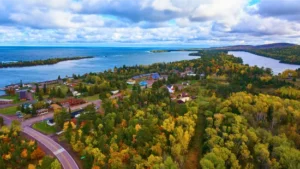 Canada in autunno: colori, foliage e itinerari per vedere le foglie “in fiamme”
