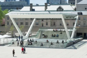 Nathan Phillips Square e Toronto City Hall: cosa vedere, eventi e pista di pattinaggio
